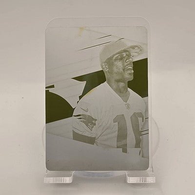 2016 Panini Absolute Football Devin Lucien Yellow Plate trading card, front